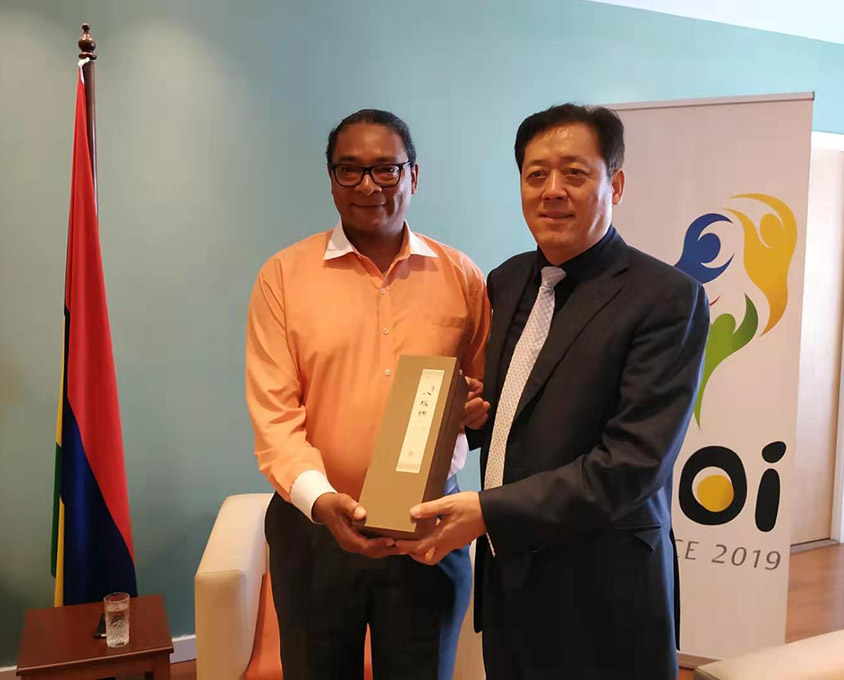 麗彬文化園文創(chuàng)“八段錦”卷軸作為禮品贈(zèng)送毛里求斯體育部部長(zhǎng)